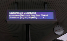 Una bacheca delle FFS che annuncia un ritardo a tempo indeterminato su una linea nella zona di Zurigo.